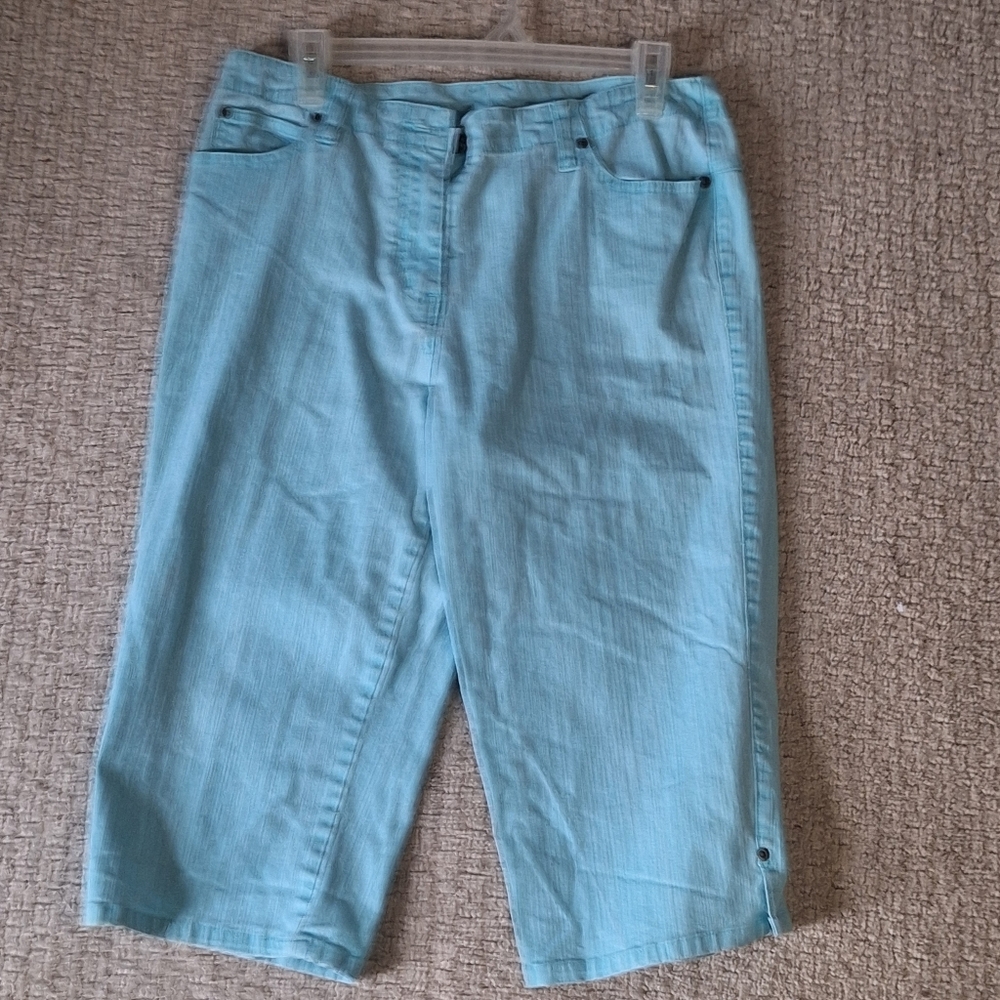 CHRISTOPHER & BANKS LIGHT BLUE WOMENS CAPRI SHORTS/JEANS SIZE 10 PREVIOUSLY WORN